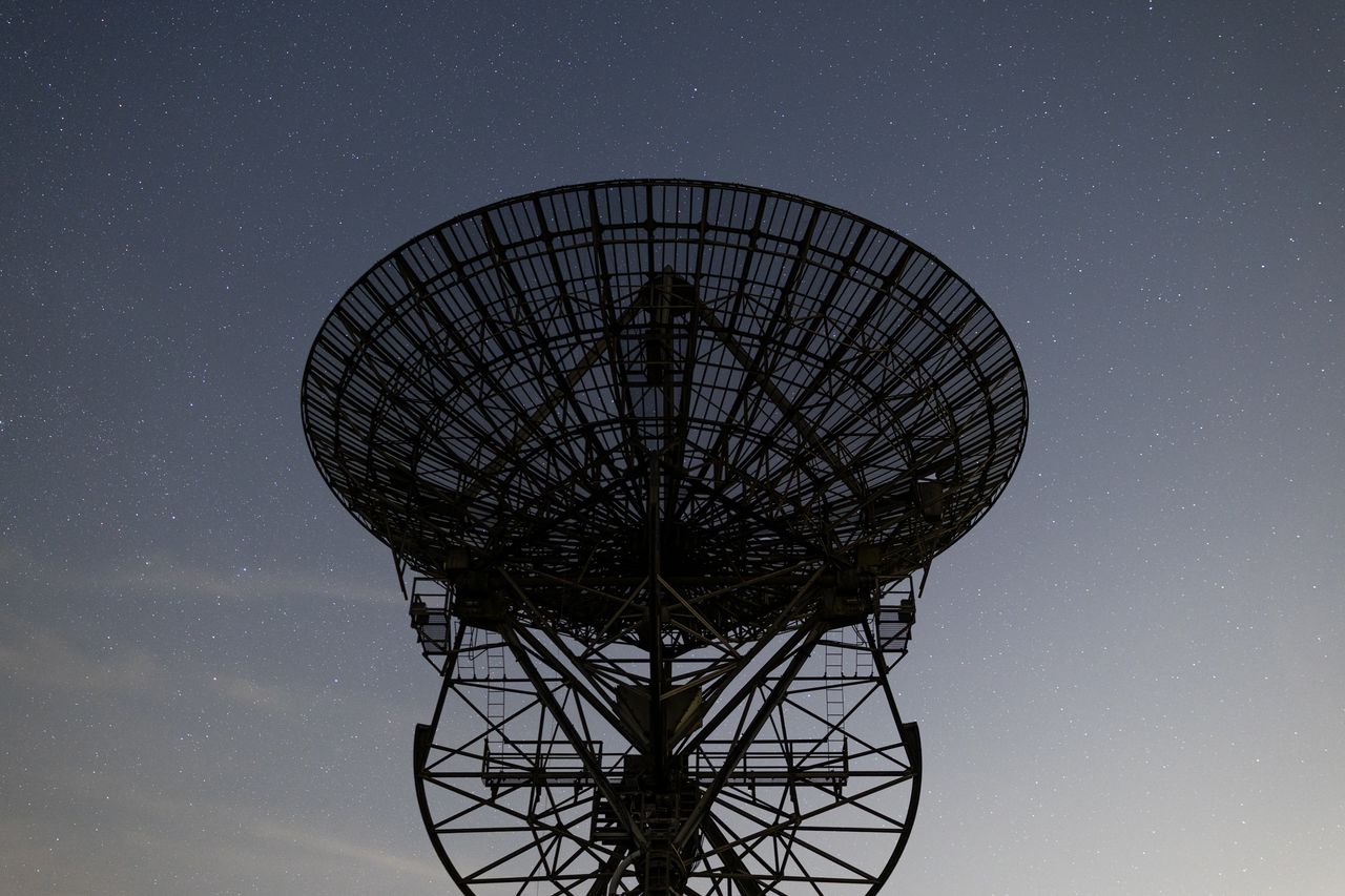 Photo of a radio telescope with the night sky behind taken with the Canon EOS R6 Mark II camera