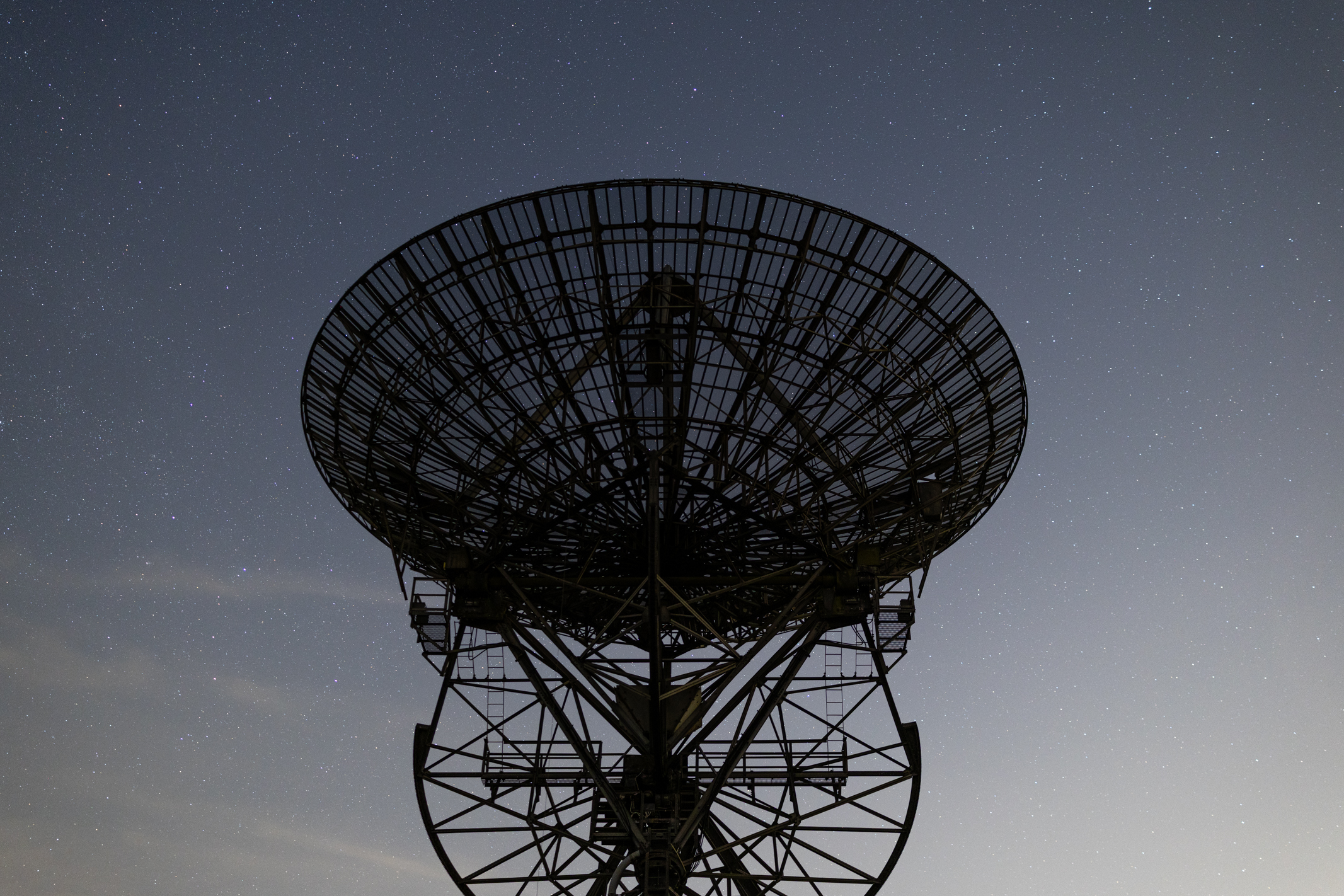 Photo of a radio telescope with the night sky behind taken with the Canon EOS R6 Mark II camera