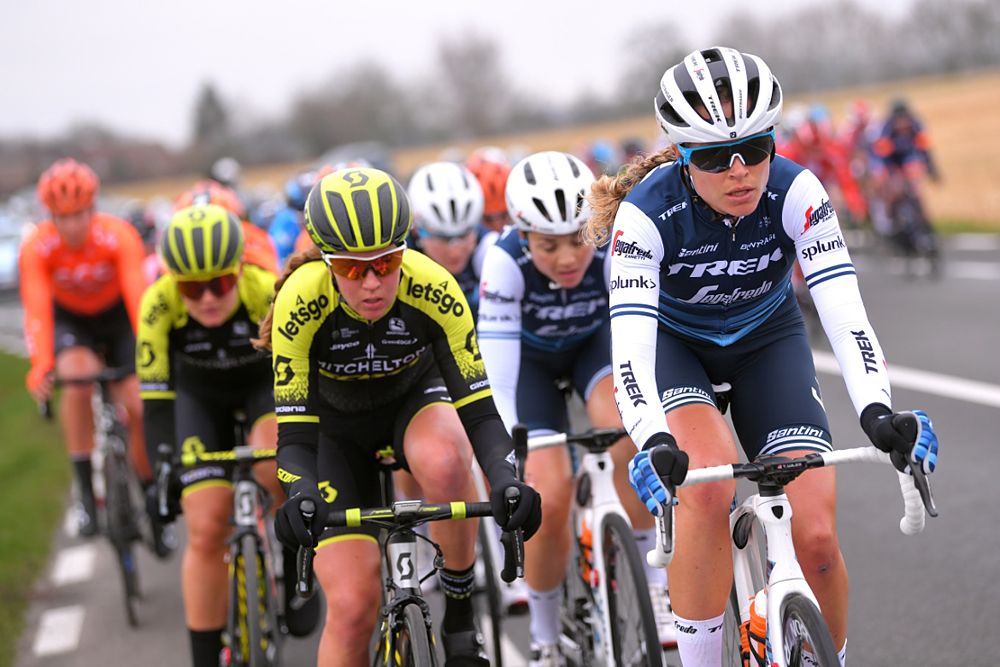 Georgia Williams (Mitchelton-Scott) in the large group at Omloop Het Nieuwsblad