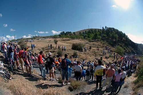 Spectators packed the crest of the Alto de Monachil.