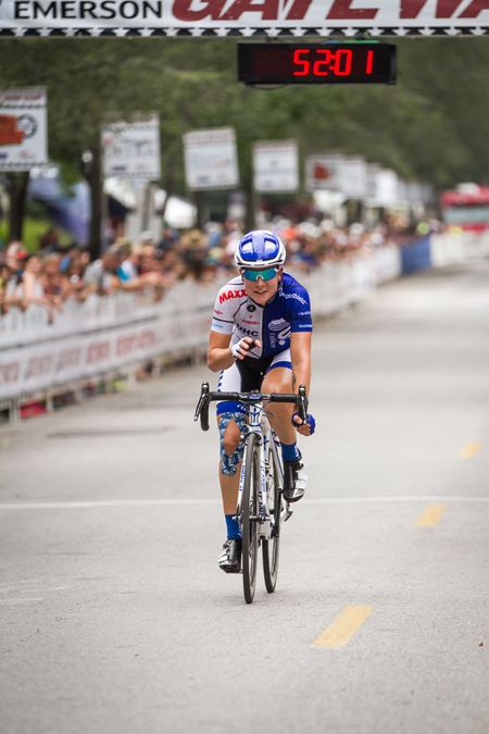 Linda Villumsen (UHC) wins solo