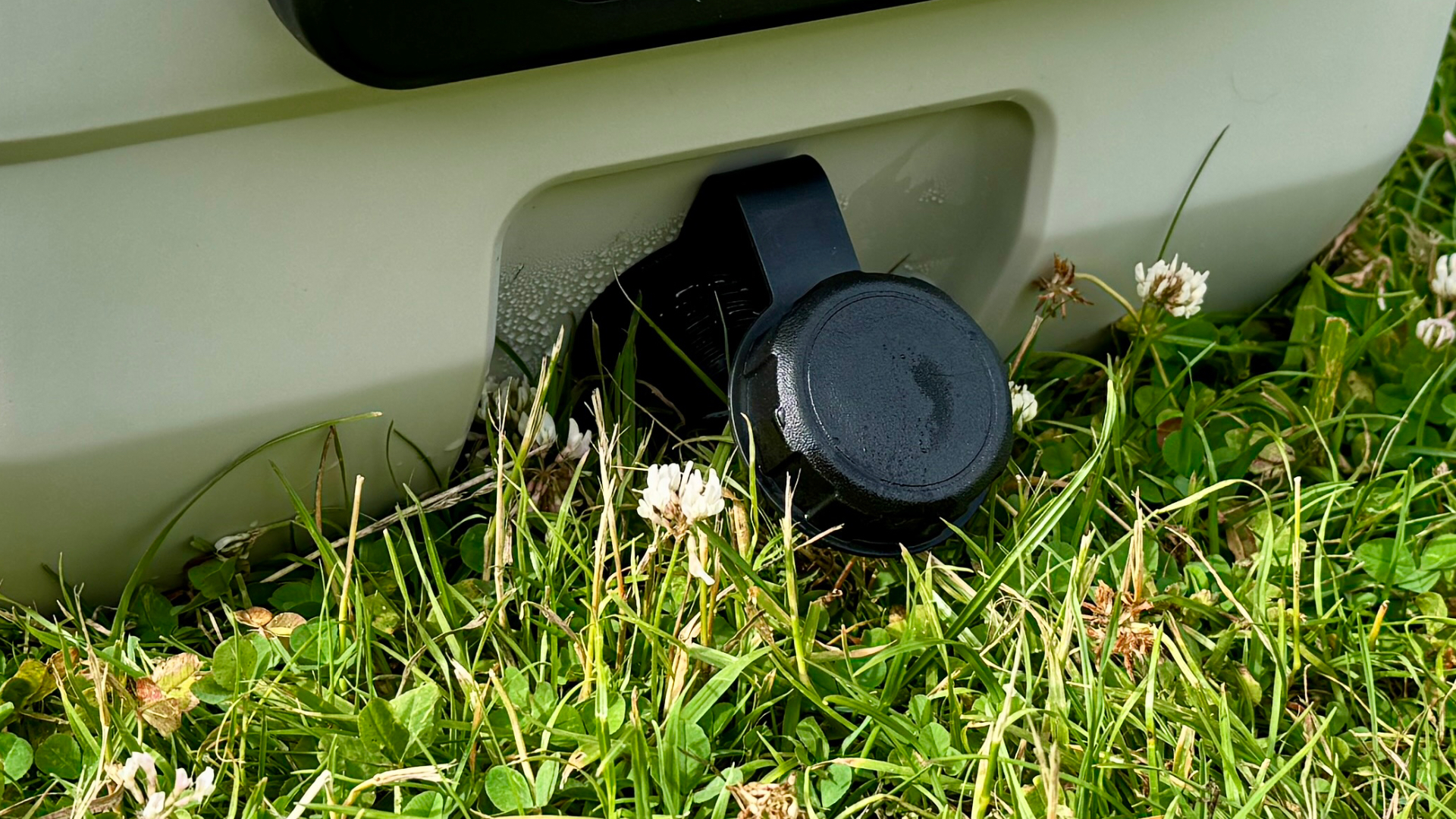 Coleman Pro 45QT drain