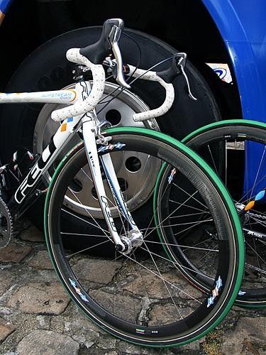 The entire Slipstream team ran carbon rims, including the Zipp 303 up front&hellip;