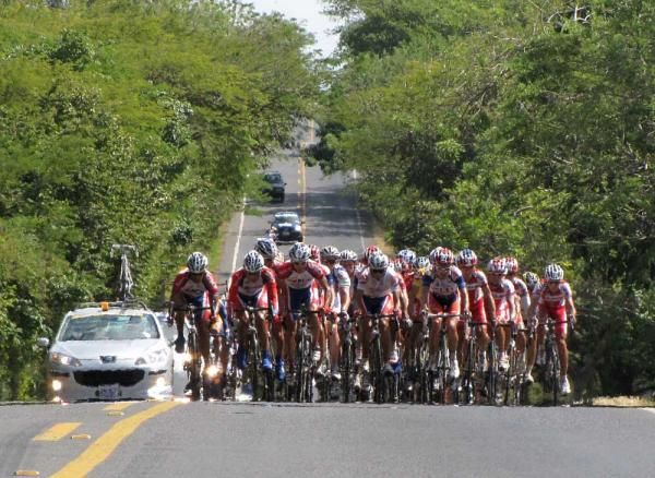 The peloton on stage four of the 2009 Vuelta Internacional a Costa Rica