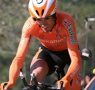 Spaniard Beñat Intxausti (Euskaltel - Euskadi) rides to third overall.