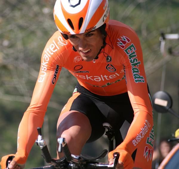 Spaniard Be&ntilde;at Intxausti (Euskaltel - Euskadi) rides to third overall.