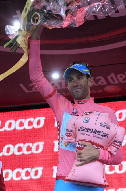 Vincenzo Nibali (Astana) adds another maglia rosa to his collection