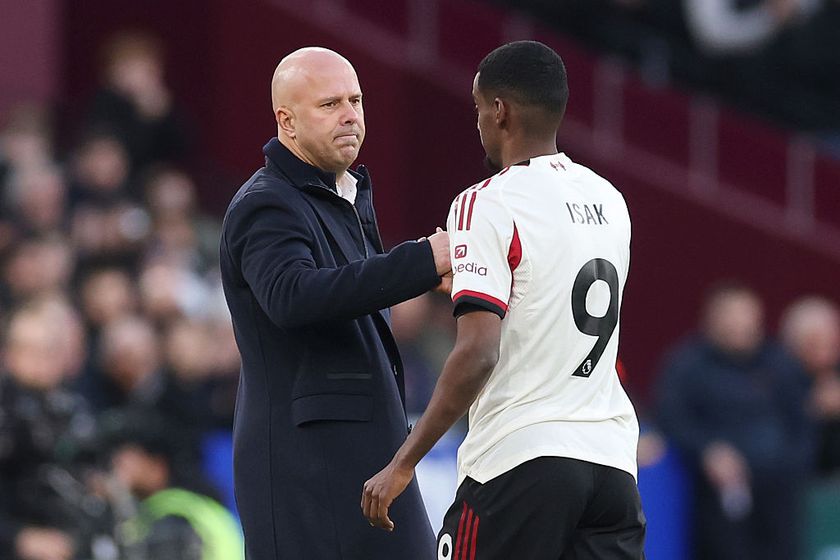 LONDON, ENGLAND - NOVEMBER 30: Alexander Isak of Liverpool celebrates with Arne Slot, Manager of Liverpool, after scoring his team&amp;apos;s first goal during the Premier League match between West Ham United and Liverpool at London Stadium on November 30, 2025 in London, England. (Photo by Alex Pantling/Getty Images)