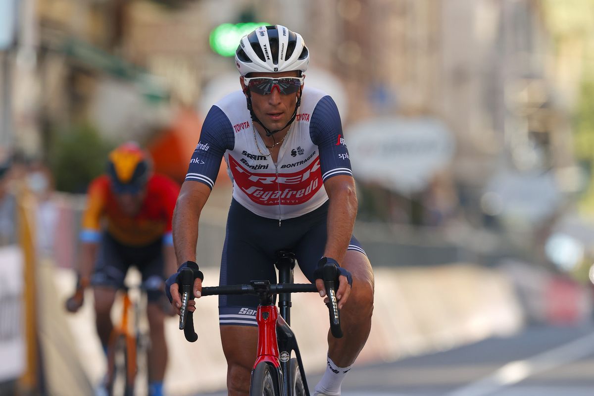 Nibali finishes at the back of the chasing group on the Via Roma