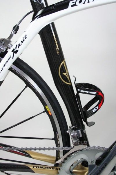 The aero section seat tube has a cutaway to allow space for the rear wheel