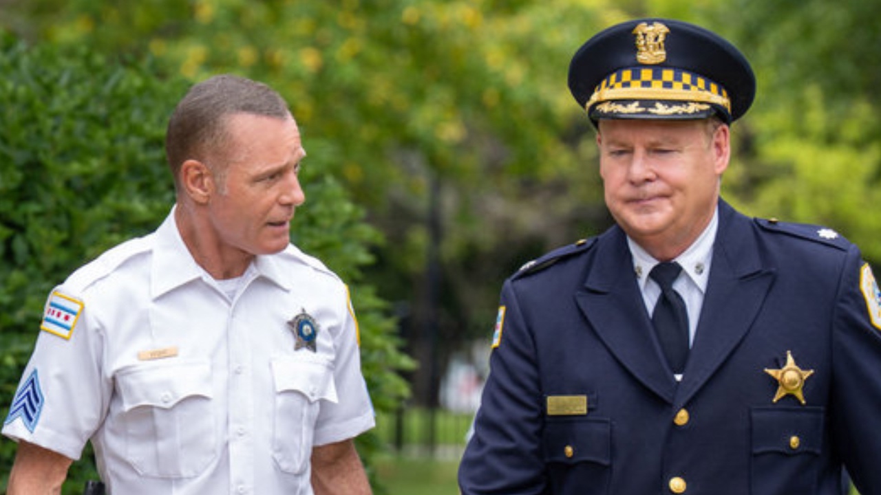 Voight talking to Commander Devlin in Chicago P.D. 13x01