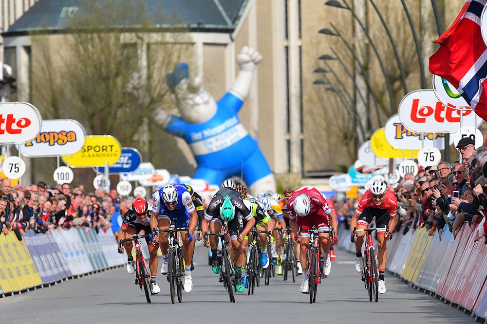 The sprinters bear down on the line during stage 2 at the Three days of De Panne