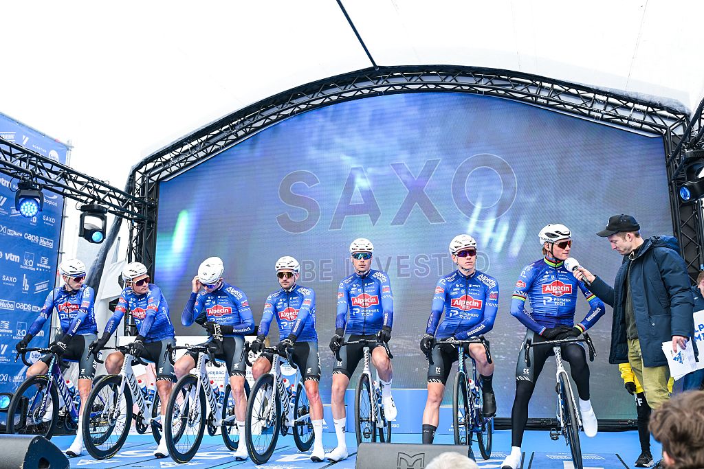 El holandés Mathieu van der Poel, de Alpecin-Premier Tech, fotografiado al inicio de la carrera ciclista de un día 'E3 Saxo Bank Classic', 208,8 km desde y hacia Harelbeke, el viernes 27 de marzo de 2026. BELGA FOTO DAVID PINTENS (Foto de DAVID PINTENS / BELGA MAG / Belga vía AFP)