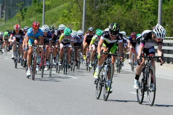 Claudia H&auml;usler (GreenEdge-AIS) and Amber Neben (Specialized-lululemon) attack