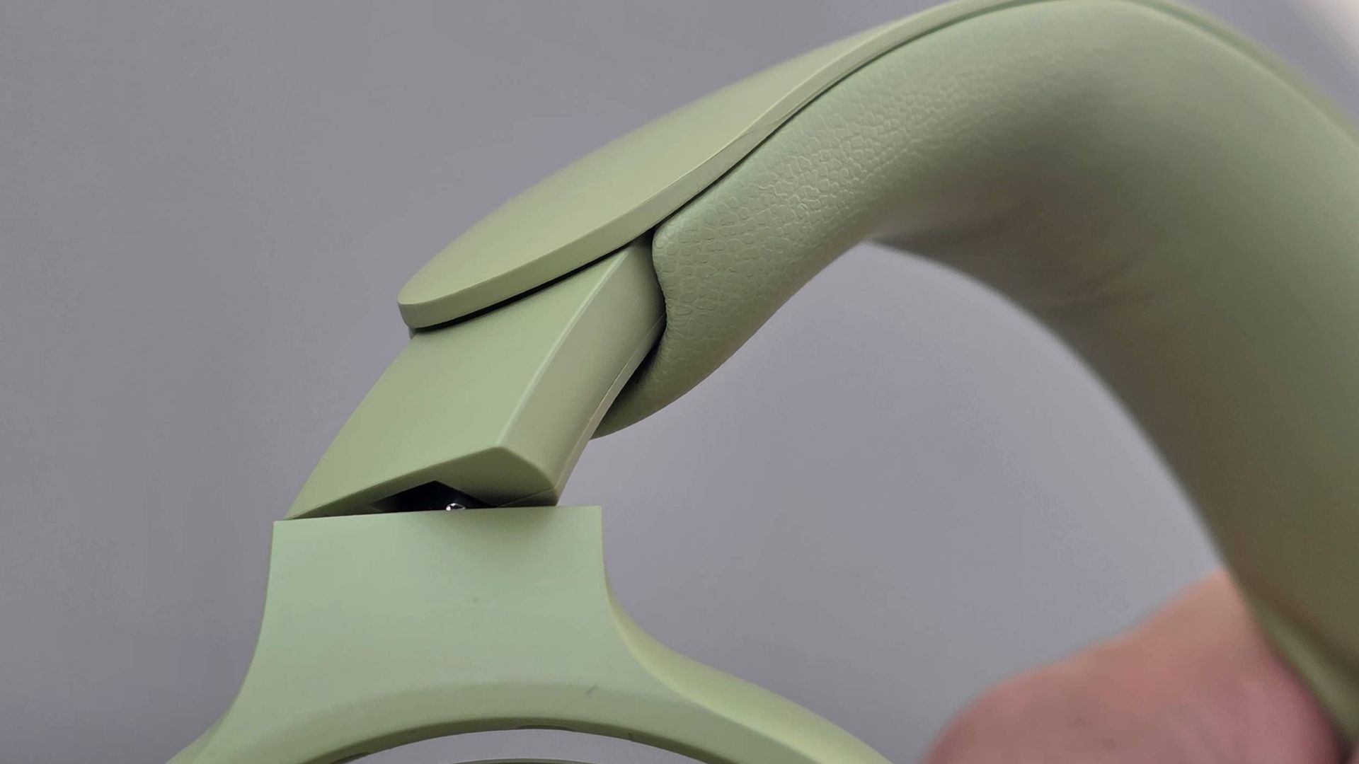 A join in one arm of the Bose QuietComfort Headphones (2nd Gen) .