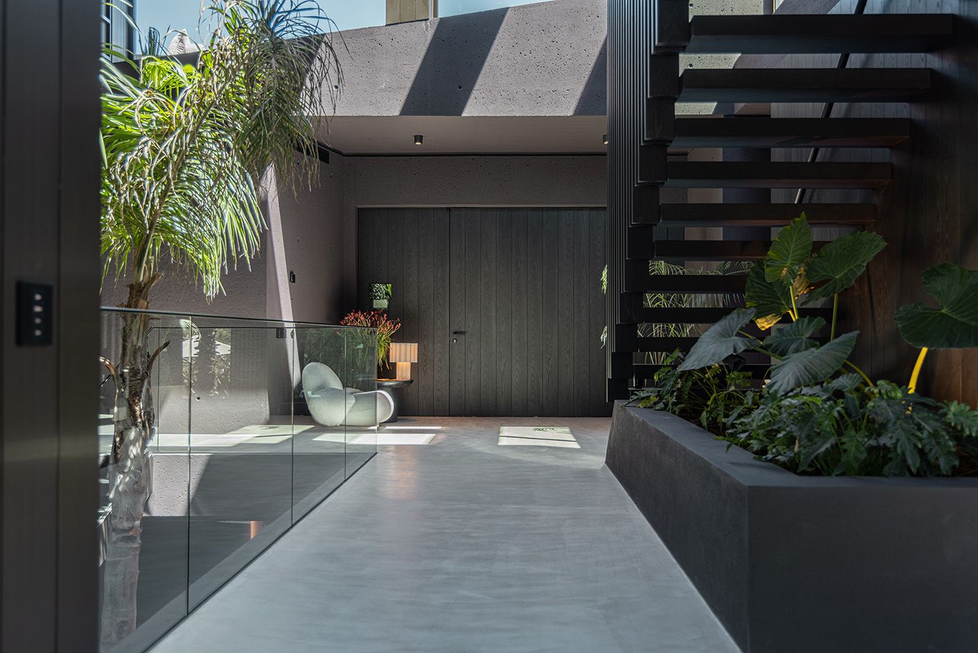 Dentro do concreto escuro do Blackbird, uma casa de luxo em Portugal