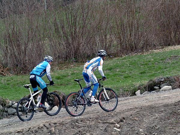 Simoni and Janes on the course.