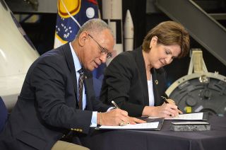 NASA Administrator Charles Bolden and Lockheed Martin president and CEO Marillyn Hewson sign an agreement enabling NASA's Exploration Design Challenge for students, March 11, 2013.