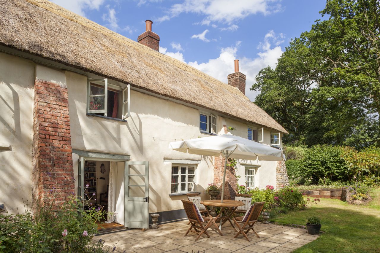 thatched cottage outdoor dining