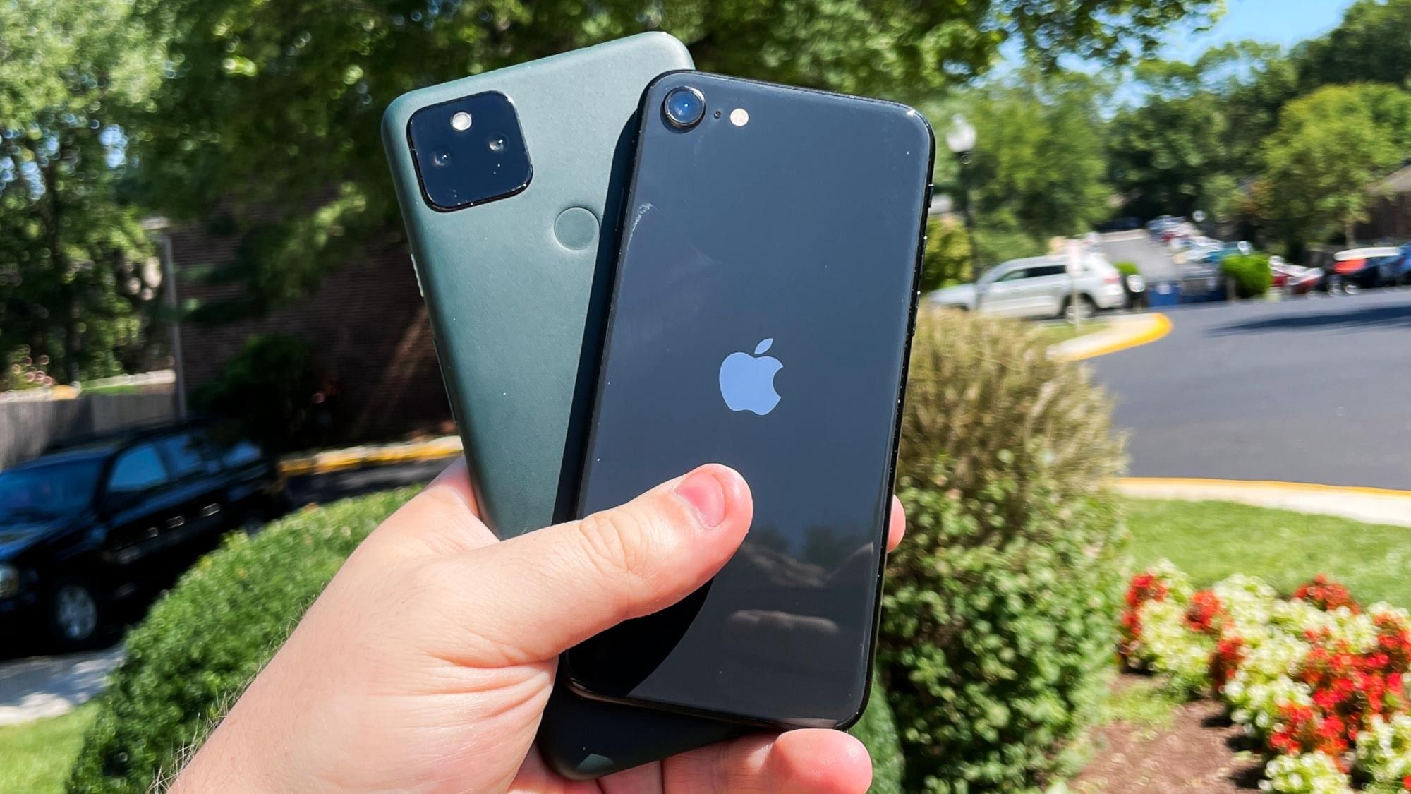 Google Pixel 5a vs. iPhone SE shoot-out: Which budget phone takes ...