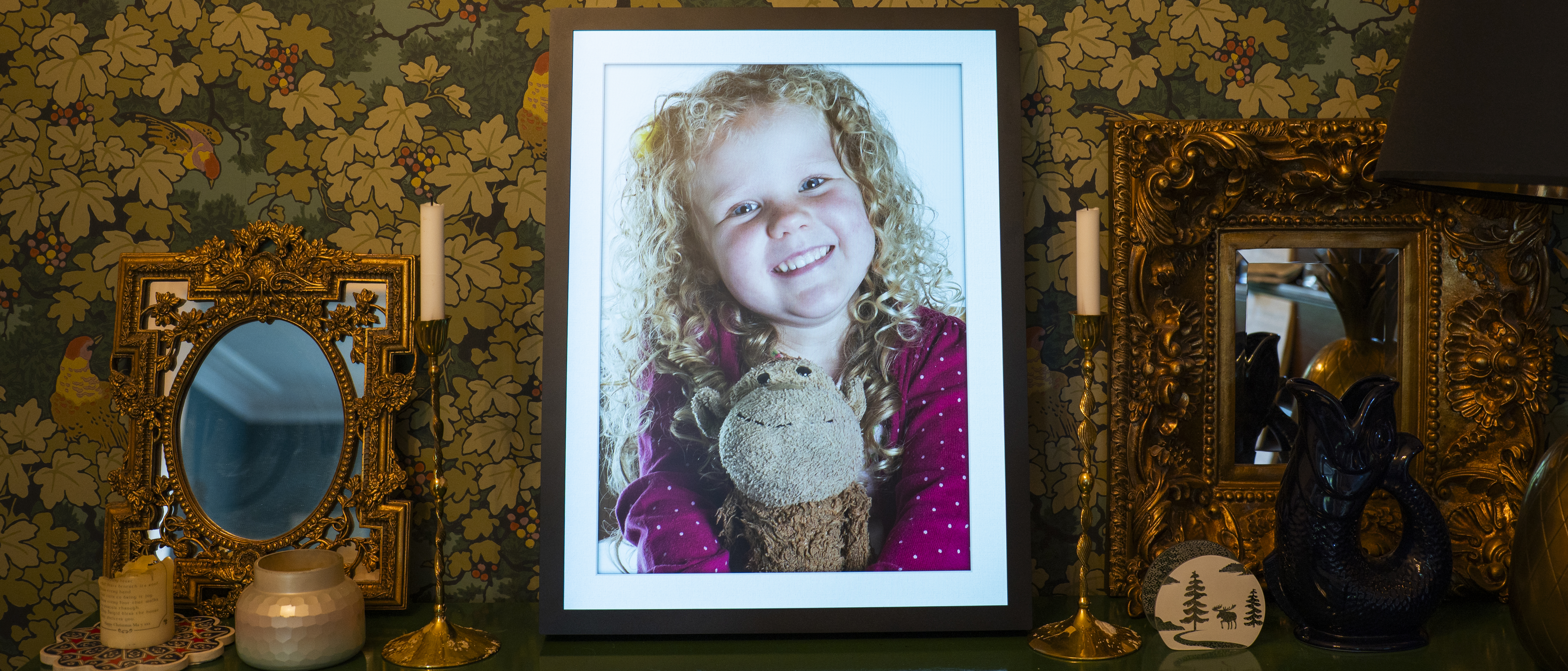 MorningBlues T2 art frame showing a photograph of a girl and her teddy