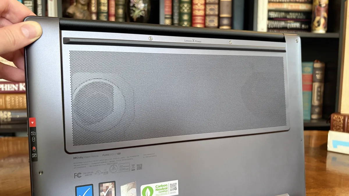 Вентиляционные отверстия системы охлаждения на дне Lenovo Pro 9n