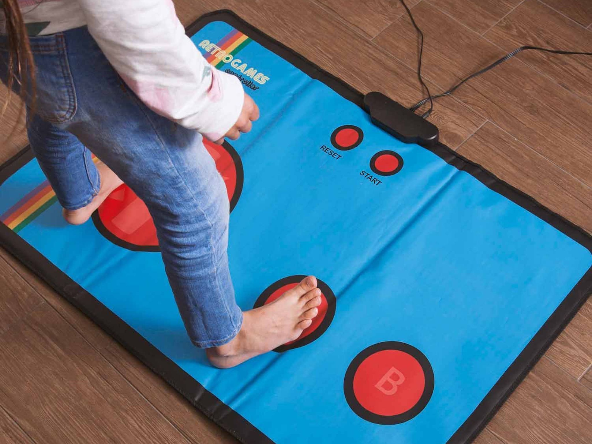 Experience '80s arcade games in a new way with this retro gaming mat ...