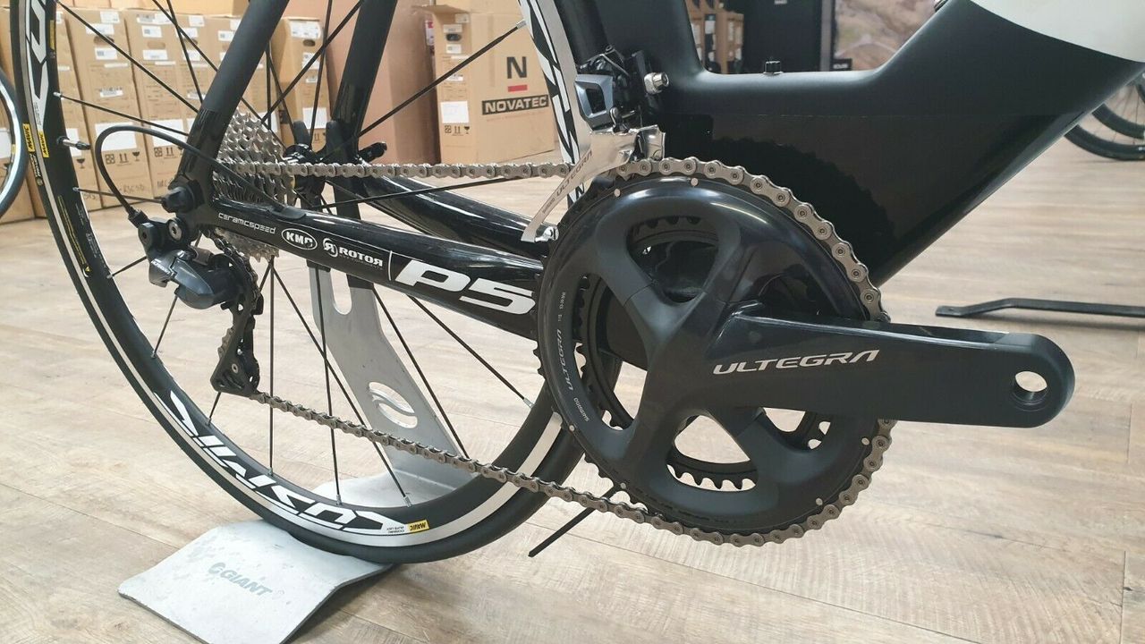 The bike comes equipped with a (non-original) Shimano Ultegra R8000 groupset
