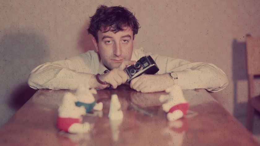 circa 1960: Comic actor Peter Sellers (1925 - 1980) holding a camera and with soft toys arranged on a table top on which he is leaning. (Photo by Hulton Archive/Getty Images)