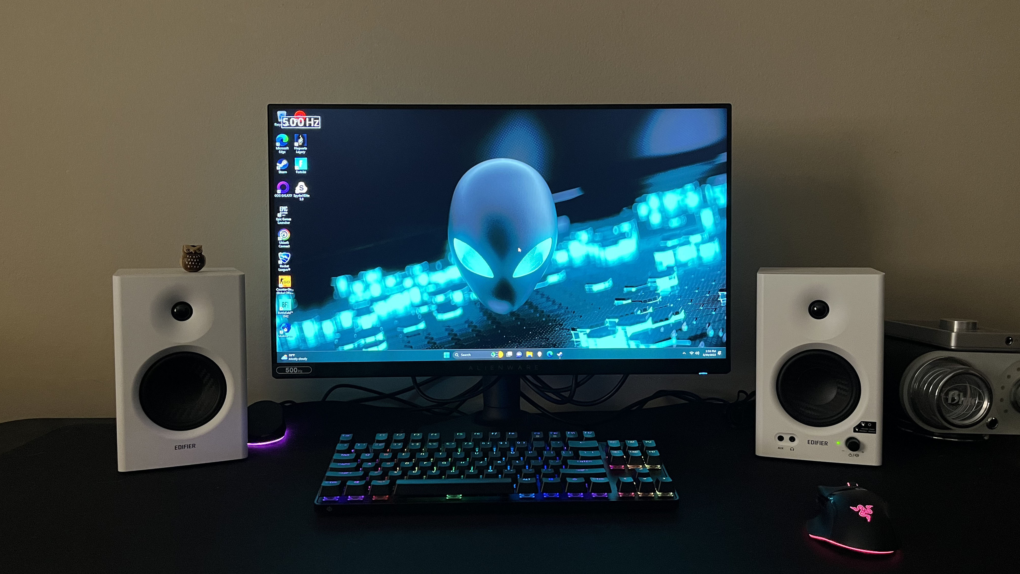 Alienware AW2524H 500 Hz em uma mesa de pé