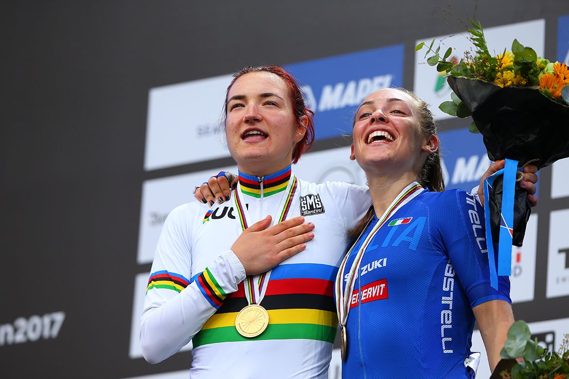 Elena Pirrone and Letizia Paternoster sing the Italian national anthem on the podium