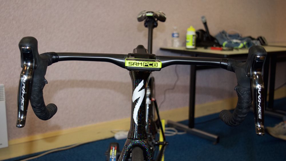The flat handlebars are designed to cut through the air