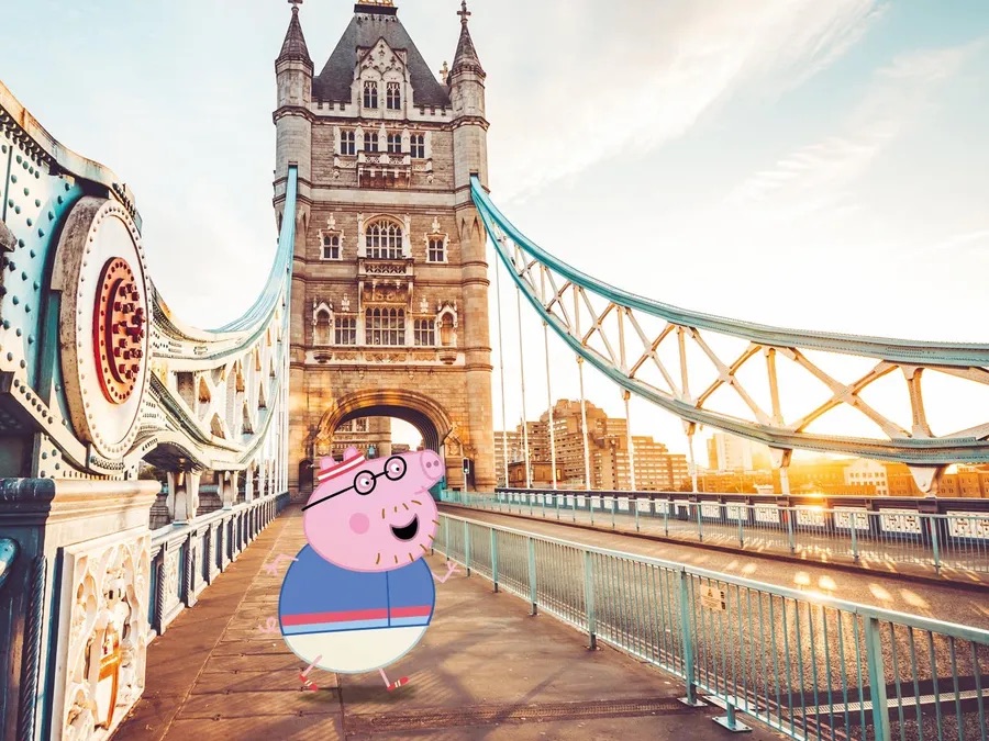 Daddy Pig on Tower Bridge
