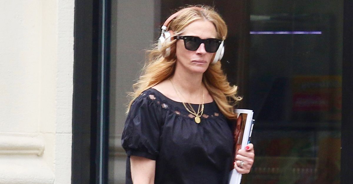 Julia Roberts Wore the Pant Trend to Pair With Birkenstocks Julia Roberts Wore the Pant Trend to Pair With Birkenstocks