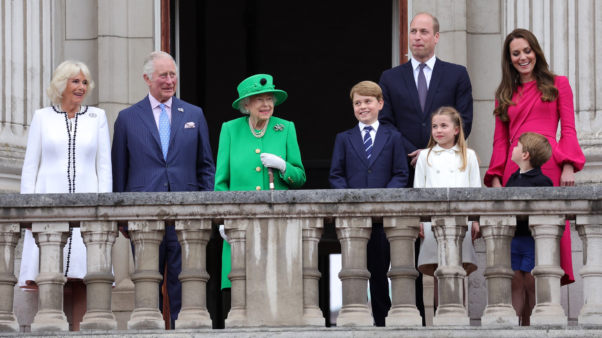 Camilla, vévodkyně z Cornwallu, princ Charles, princ z Walesu, královna Alžběta II., princ George z Cambridge, princ William, vévoda z Cambridge, princezna Charlotte z Cambridge, Catherine, vévodkyně z Cambridge a princ Louis z Cambridge na balkóně Buckinghamského paláce během Platinové jubilejní přehlídky