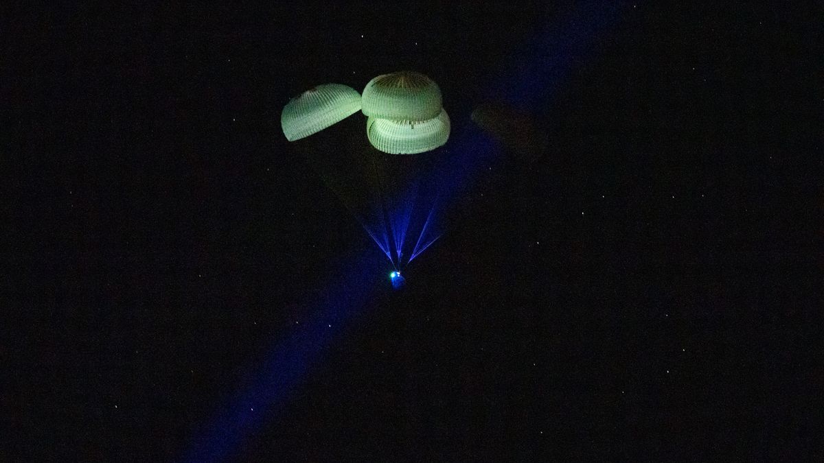 SpaceX Dragon capsule splashes down with Crew-5 astronauts off Florida coast