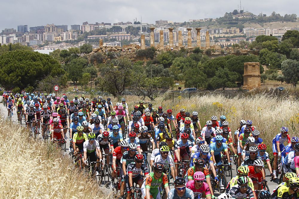 The peloton racing stage 5 at the Giro d'Italia