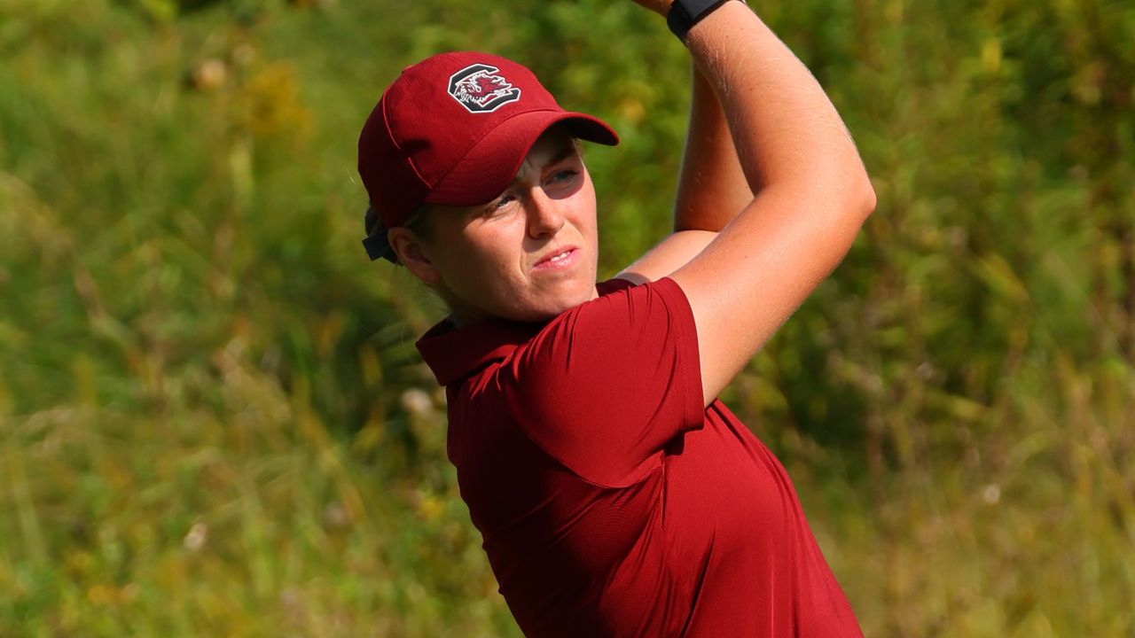 Hannah Darling takes a shot at the Annika Intercollegiate