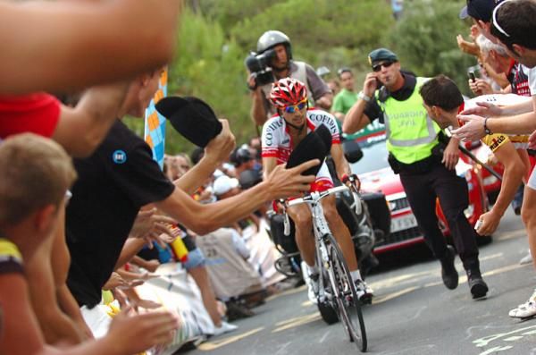 Stage winner David Moncoutie (Cofidis) had plenty of encouragement on the steep slopes of the Alto Xorret de Cat&igrave;.