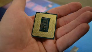 Intel Core i9-13900K en una mano