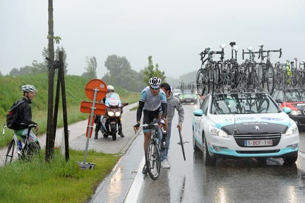 Tom Boonen (Omega Pharma-Quickstep) gets a push after a wheel change
