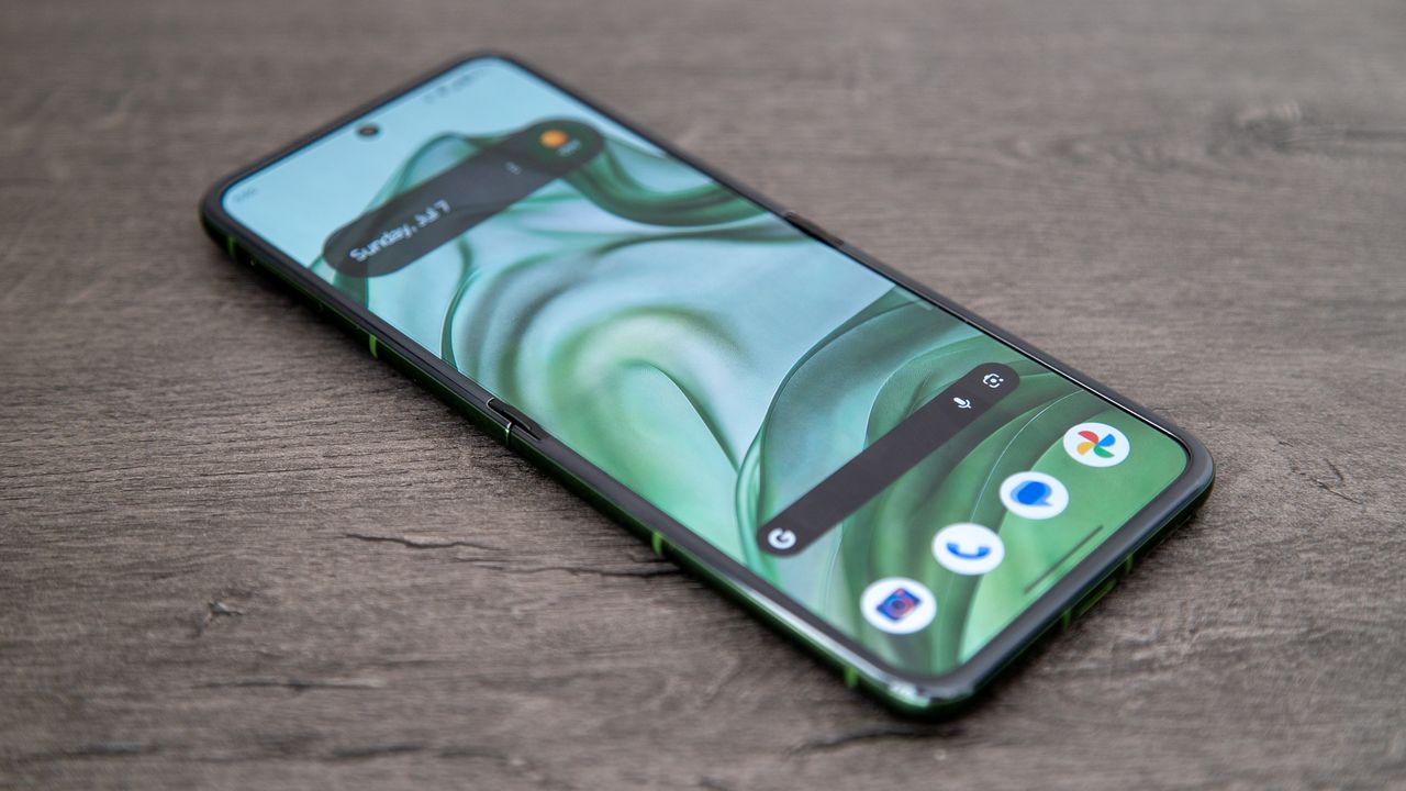 The Motorola Razr Plus 2024 main display