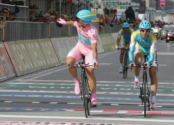 Alexandre Vinokourov (Astana) gestures as he cross the finish line.