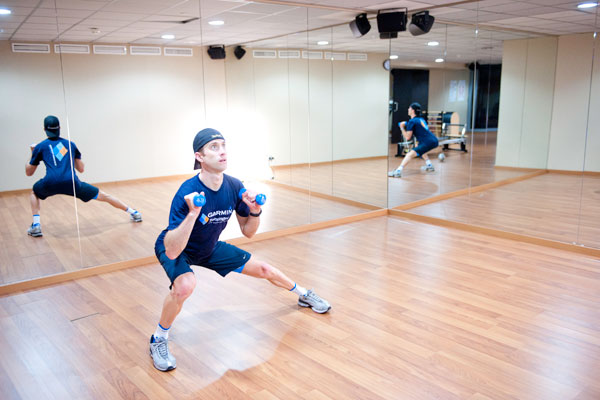 Side lunge to reach, step 2