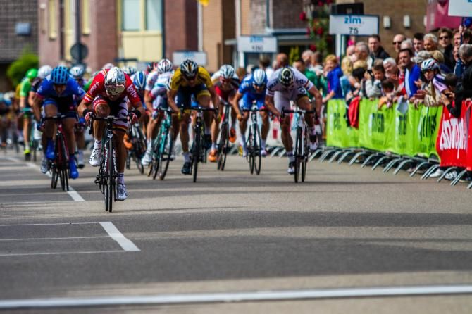 Henderson holds off the bunch sprint