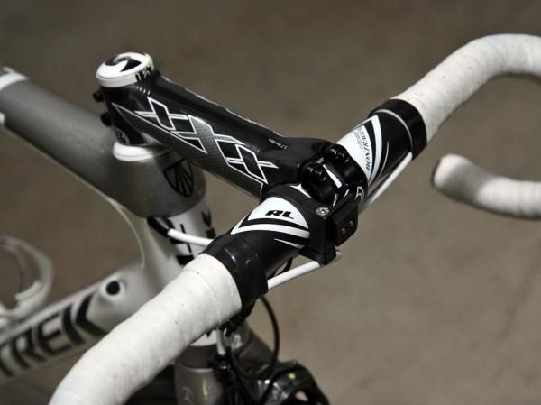 An aluminum bar is clamped in the carbon fiber stem.