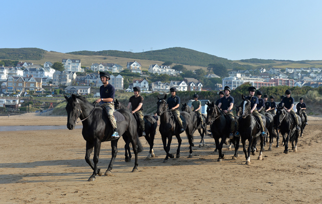 THE KING&amp;Otilde;S TROOP ROYAL HORSE ARTILLERY EQUESTRIAN EXERCISE IN WOOLACOMBE