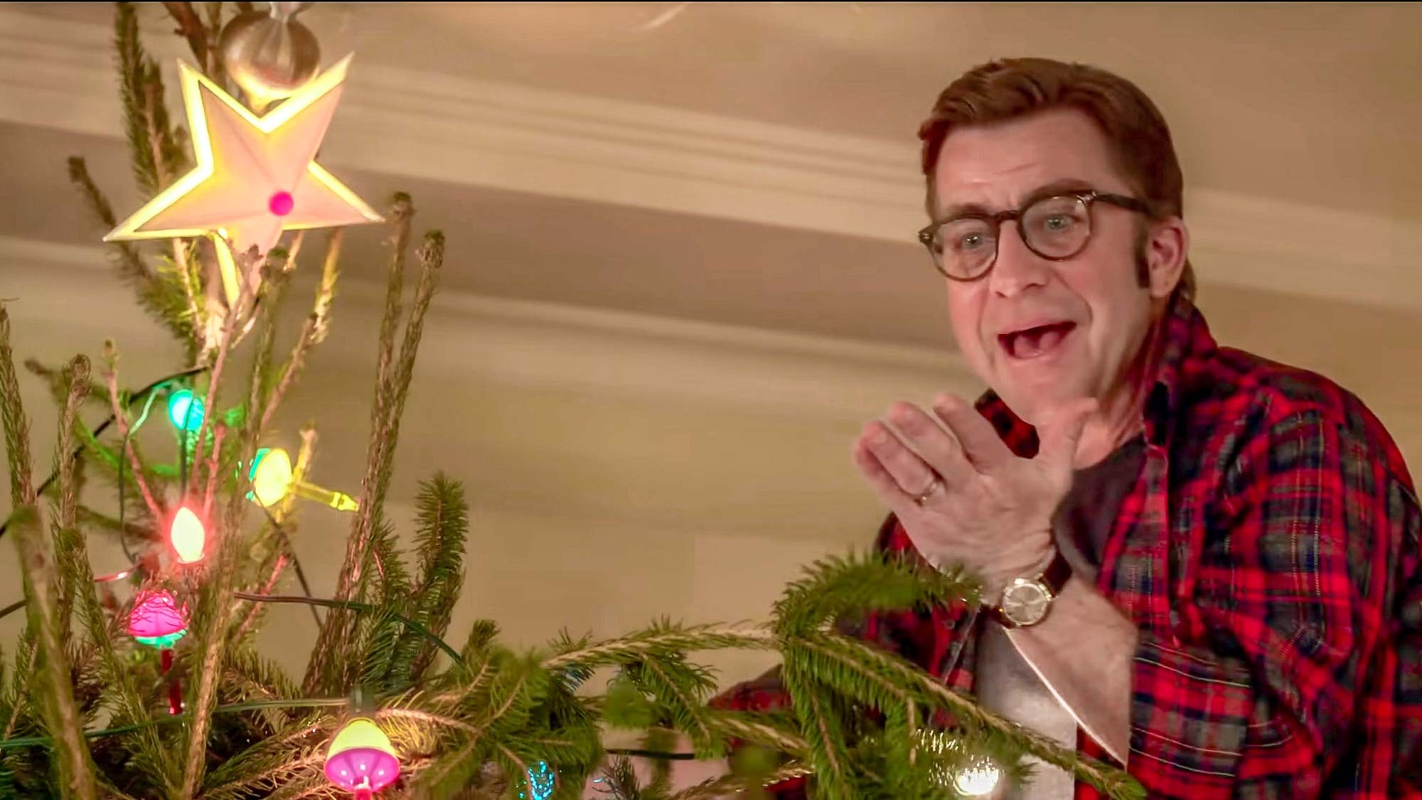 Peter Billingsley als Ralphie Parker, hängende Ornamente in A Christmas Story Christmas