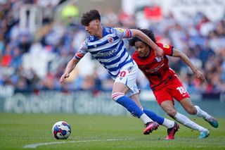 Cesare Casadei of Reading runs with the ball during the Sky Bet Championship game between Reading and Birmingham City at Select Car Leasing Stadium on April 07, 2023 in Reading, England.