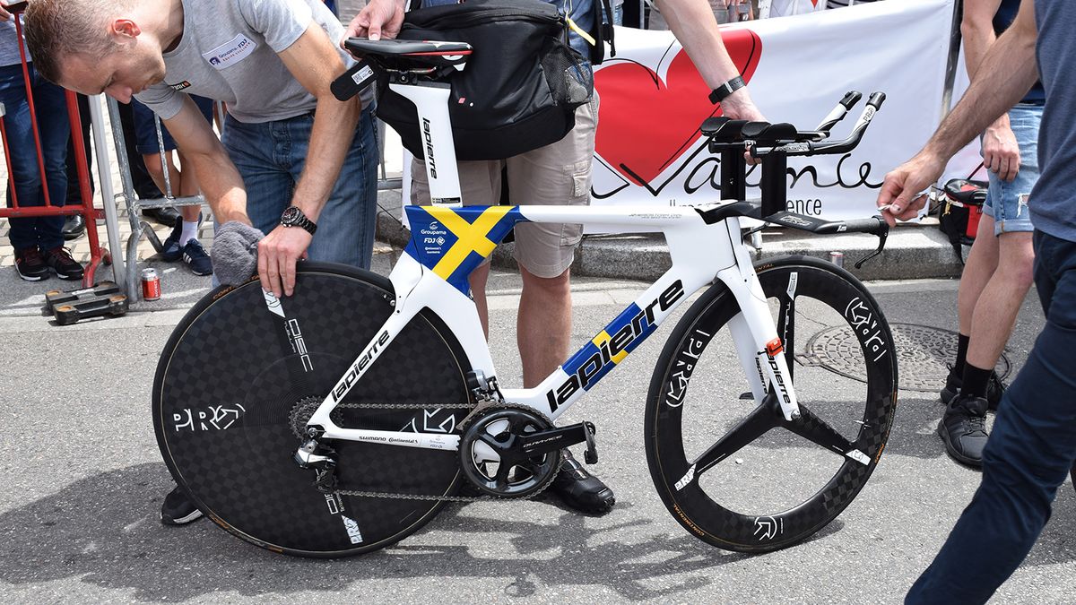 Swedish national time trial champion Tobias Ludvigsson's Lapierre Aerostorm in custom colours